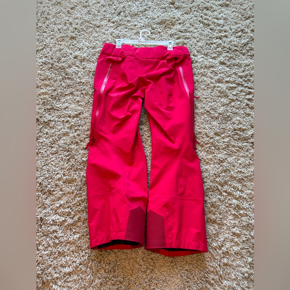 Arc’teryx Hot pink Women’s Large ski pants.